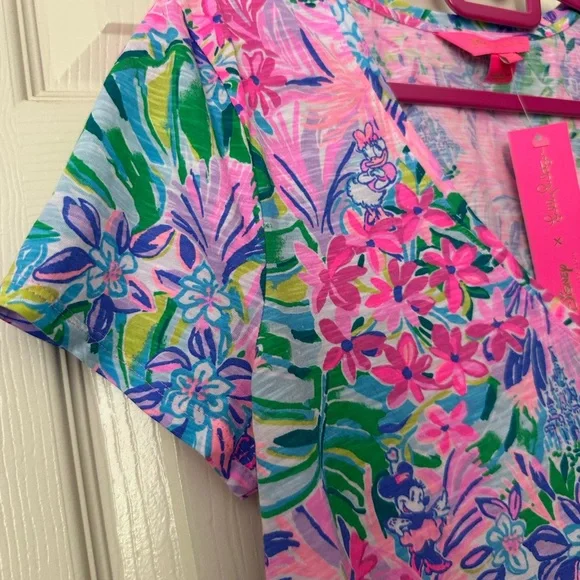 NWT Lilly Pulitzer X Disney Parks Etta V-Neck Tee Disney Dreamin’ MED Limited Ed - Picture 5 of 13
